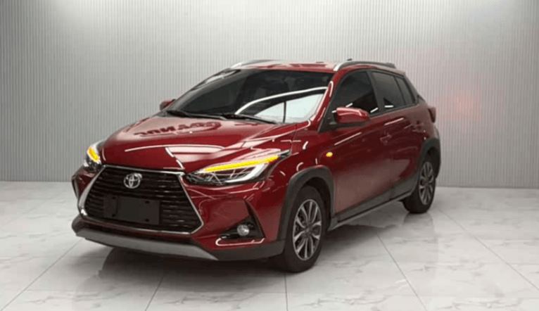 Toyota Yaris, 2023 — фото 1