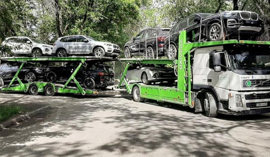 Автовоз с кроссоверами в пути к покупателю