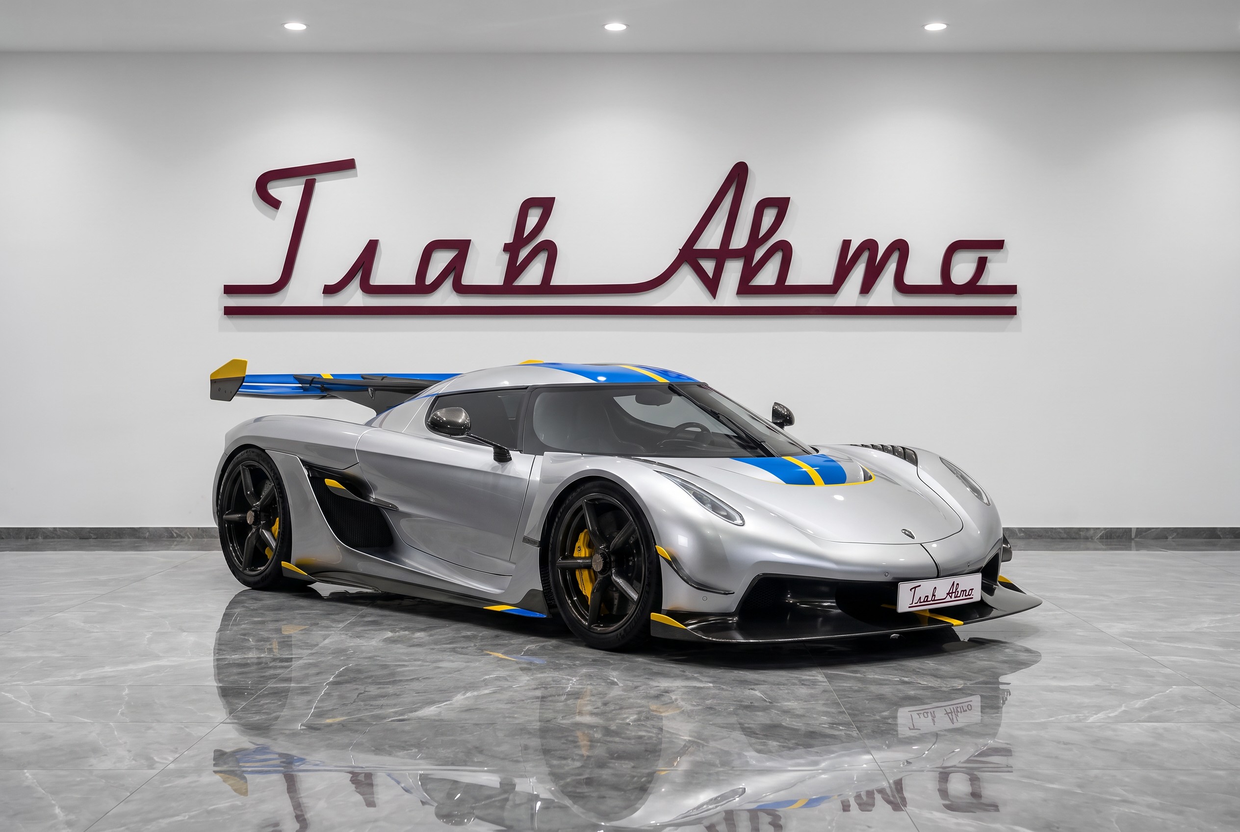 Koenigsegg Jesko Attack — фирменные шведские флаг-акценты на суппортах и полосах кузова